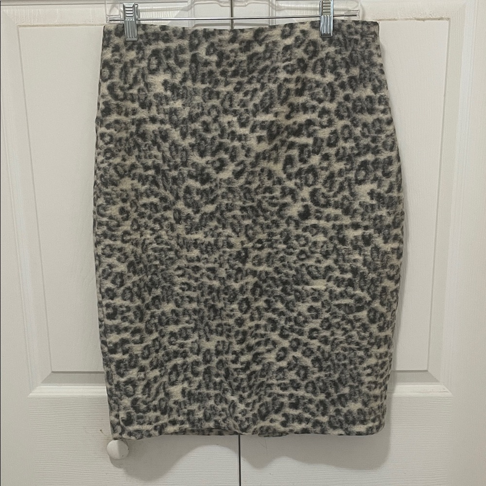 Ann Taylor Leopard Print Women's Skirt Size 8 waist 30, length 24 wool poly mix